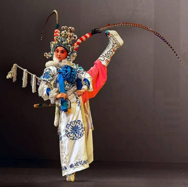 "步法"又指台步,戏曲表演中角色脚步的行动特征与表现方法.