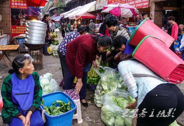 这个早市是当地人买菜的好地方,他们也一大早来这里,背着很大的背篓来