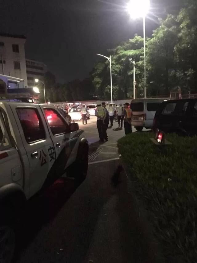 (拍摄于望牛墩镇中路附近,交警查扣摩托车,电动车)