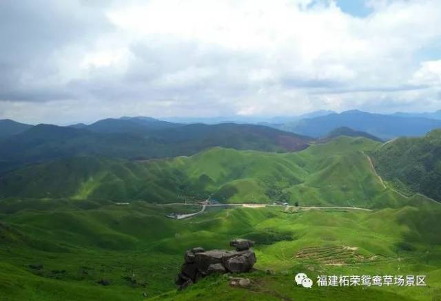 站在草场的最高处鸳鸯峰环顾四周 向东可望见太姥山与茫茫东海水天相