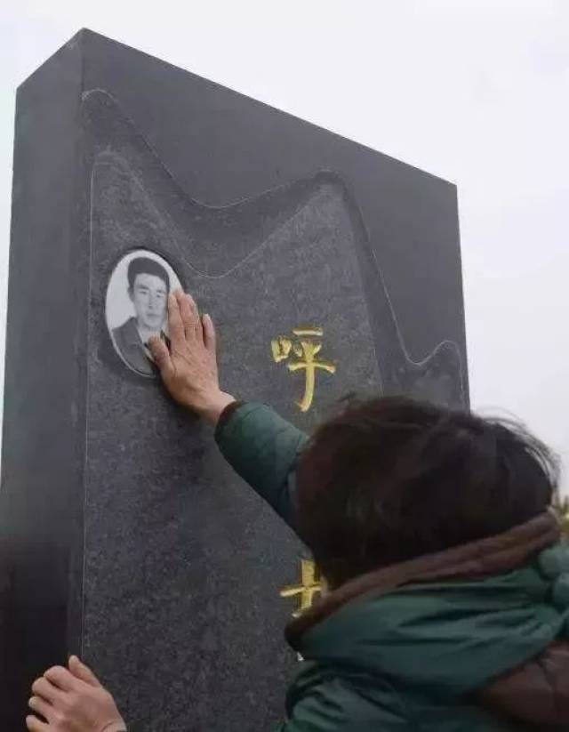 1996年6月10日,呼格吉勒图被执行死刑,在殡仪馆整容的时候, 他的右眼