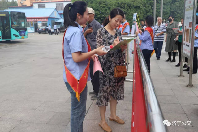 文化广场,太白楼,汽车南站等客流量大,人员密集的公交站点,向市民乘客