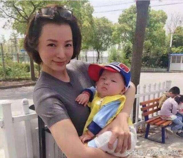 董卿一家三口近照曝光,婆婆曾反对俩人在一起,老公地位极高!