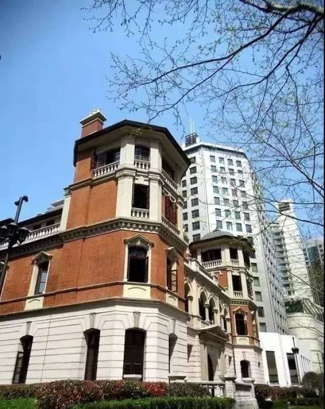 邱氏兄弟住宅—查公馆  这是上海第一例采用爬坡升高的建筑物平移,东