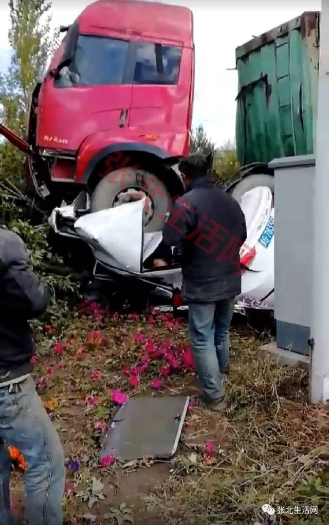 张北一中路口附近发生严重车祸!小轿车被压扁!面目全非