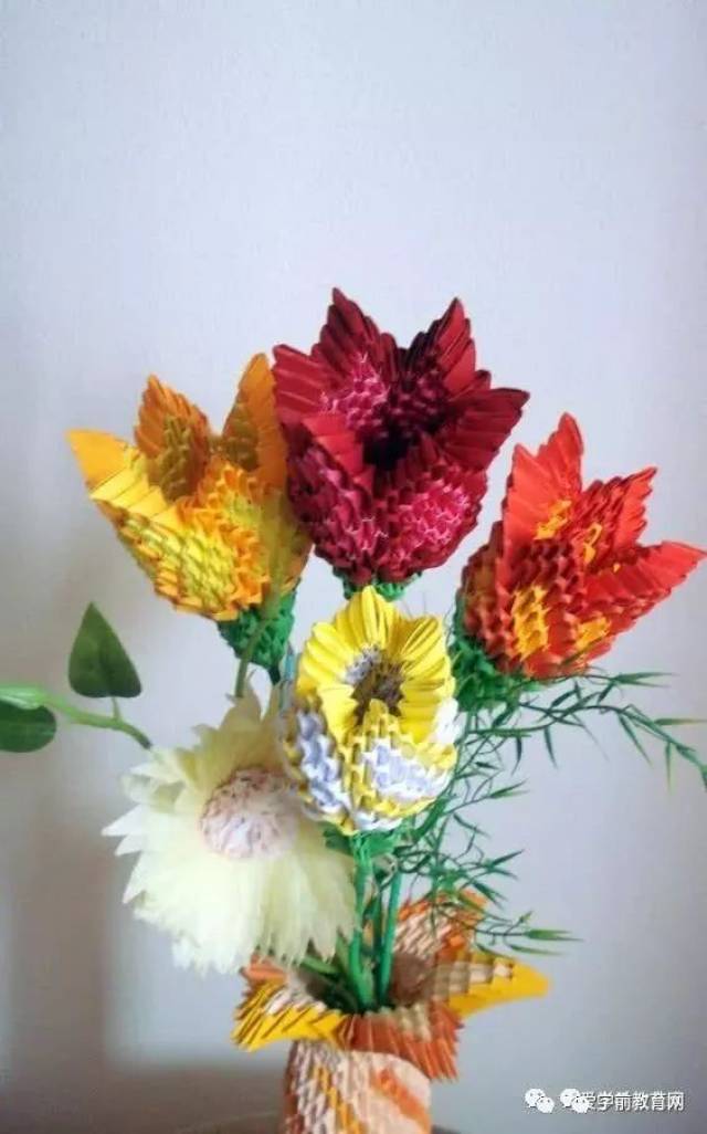 还特别实用 既然有了花瓶,不如折上几朵三角插的花卉装饰吧 搭配在一