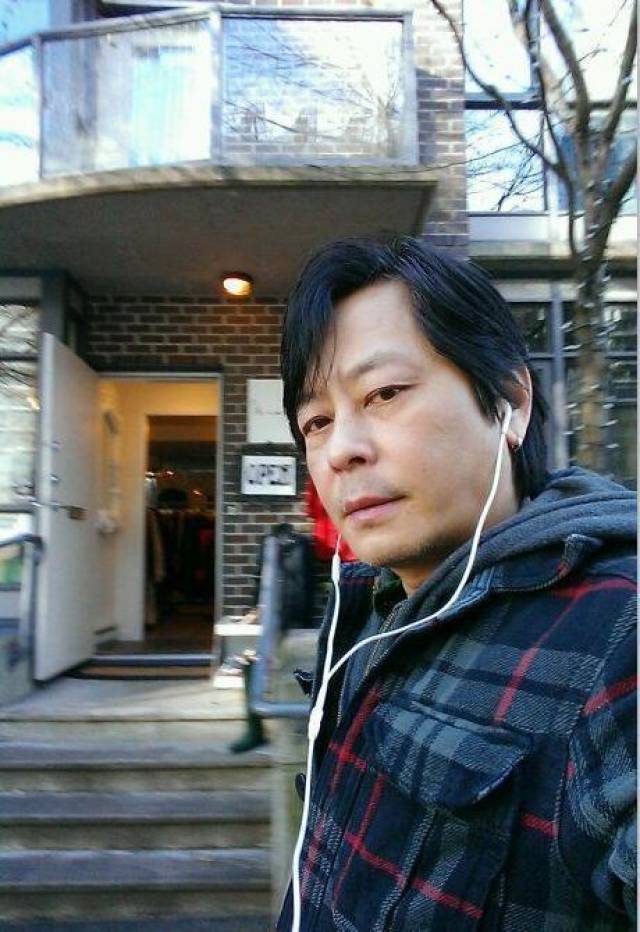 55岁王杰街头啃面包尽显落魄, 有儿有女却老无所依, 两任妻子是关键