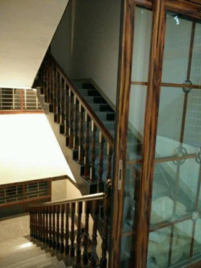 楼梯,中间加装了隔断门,上面特别干净. 过道,地面瓷砖做了点特色.
