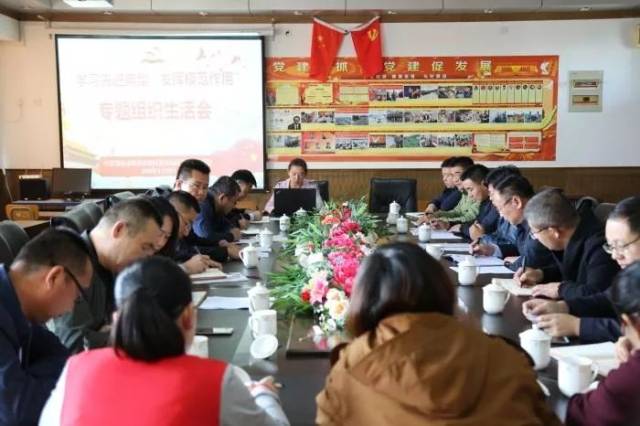 东胜区教育局机关党支部召开学习先进