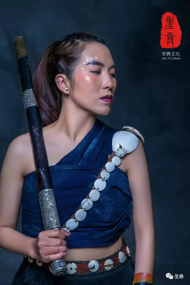 彝族女生拍的武士照写真集,太美了(多图)