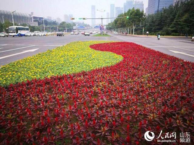 济南:花卉造型扮靓城市 迎国庆节花坛绘"中国梦"