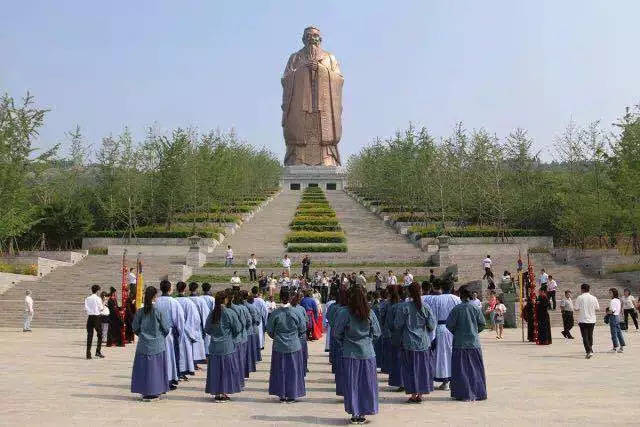 尼山原名尼丘山,因孔子名丘,为避圣讳,故名尼山.