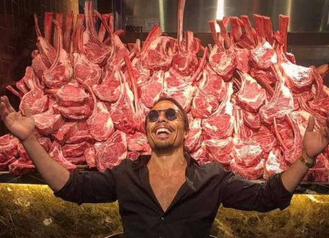 国产“撒盐哥”诞生，眼神销魂，网友:人家是撒盐，这个是撒比