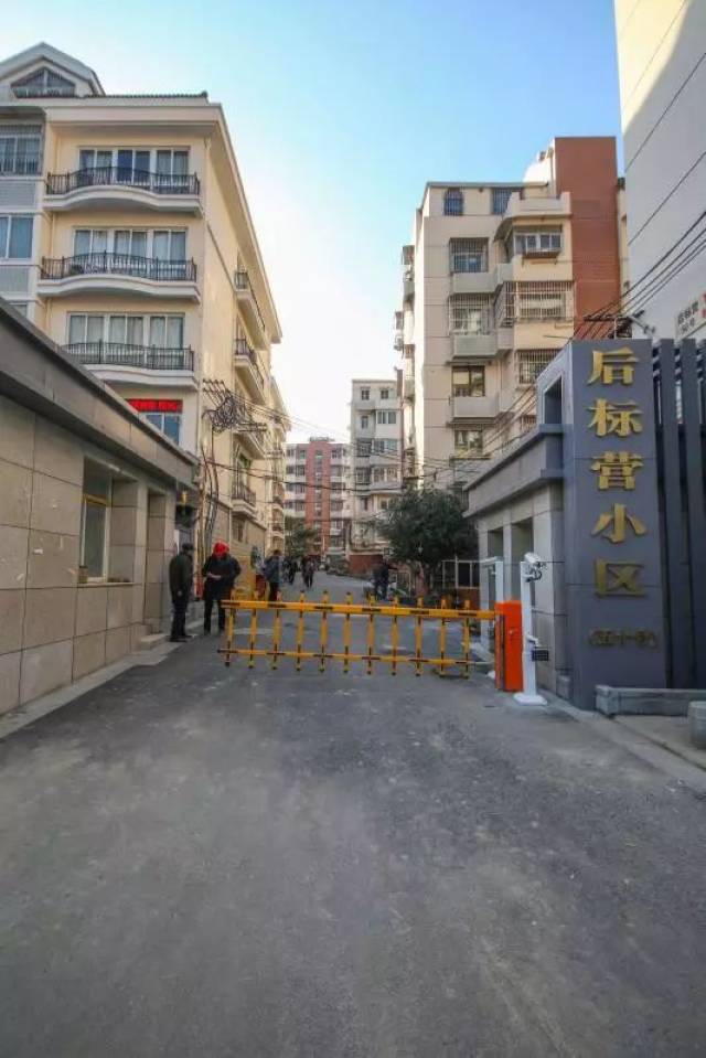 小区大门整治后 据了解,后标营50号小区通过老旧小区整治,解决了居民