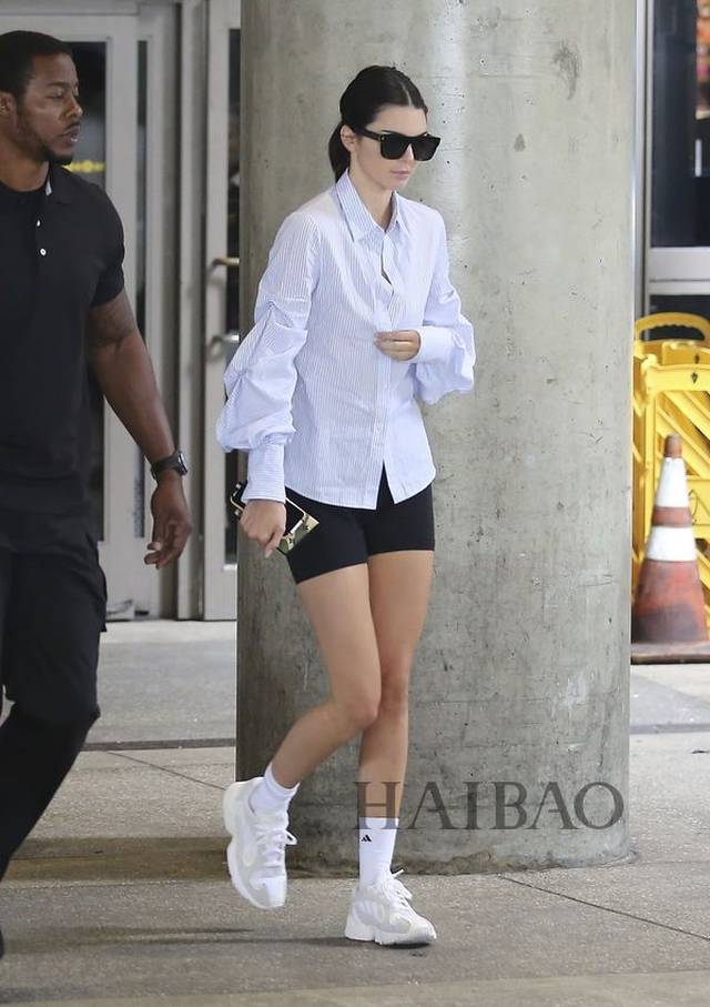 2018年6月17日,肯达尔·詹娜 (kendall jenner) 现身洛杉矶国际机场