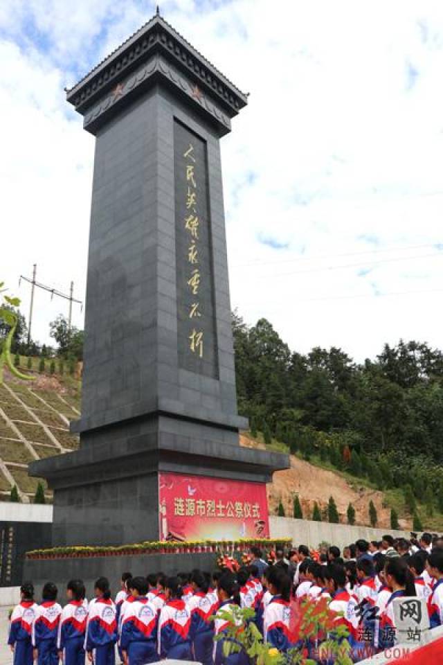 当天上午,湖南省涟源市在烈士纪念园人民英雄纪念碑前隆重举行烈士