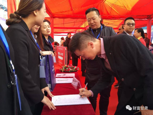 甘肃华利实业集团董事长李忠鑫详细介绍了东湖广场项目,表示相信东湖