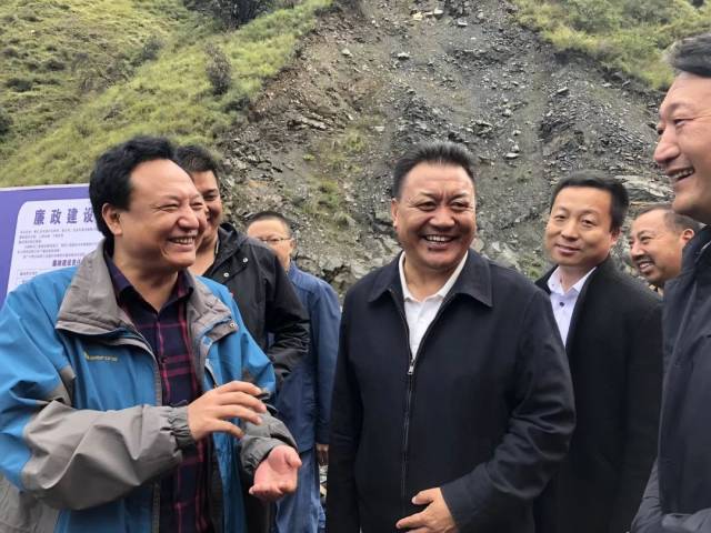 县委副书记,县长旦灯宣布"雅江县2018年第三季度项目建设集中开工"时