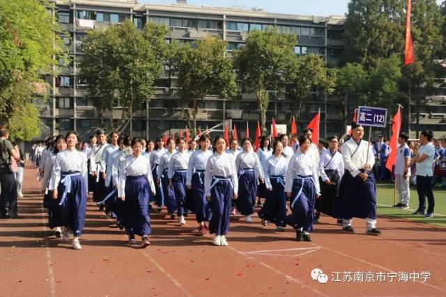 国旗红,校服蓝 云朵白,异国彩 …… 其实五颜六色 才是我们宁海真正的