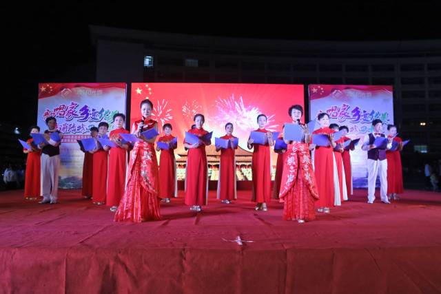 图为胜利社区表演诗朗诵《改革开放四十年》.