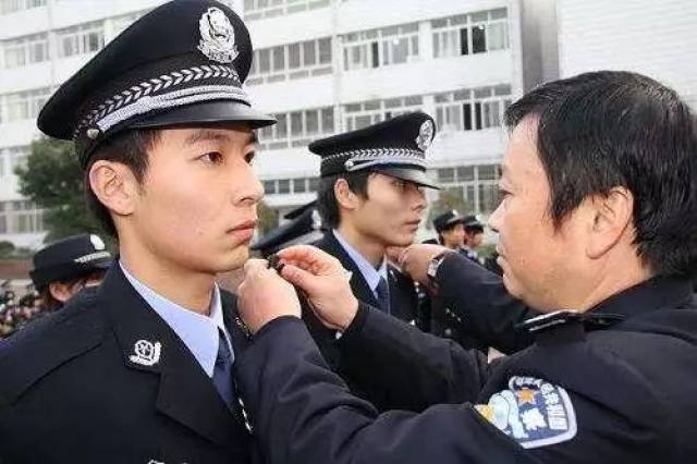 不过各位小伙伴是否有想过 为什么人民警察的肩章上 其实,在1992年之