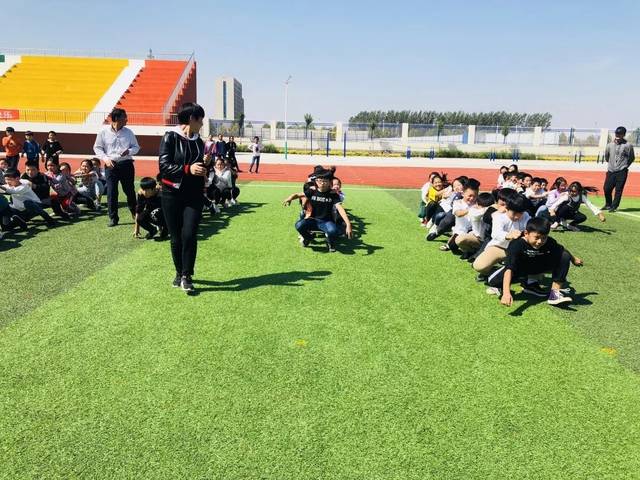 6 多足虫竞走 >比赛规则:参赛队员成一路纵队蹲在起跑线后,比赛开始