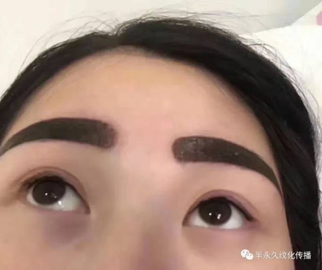 眉毛做的太黑虽然保持时间长 但不好看!