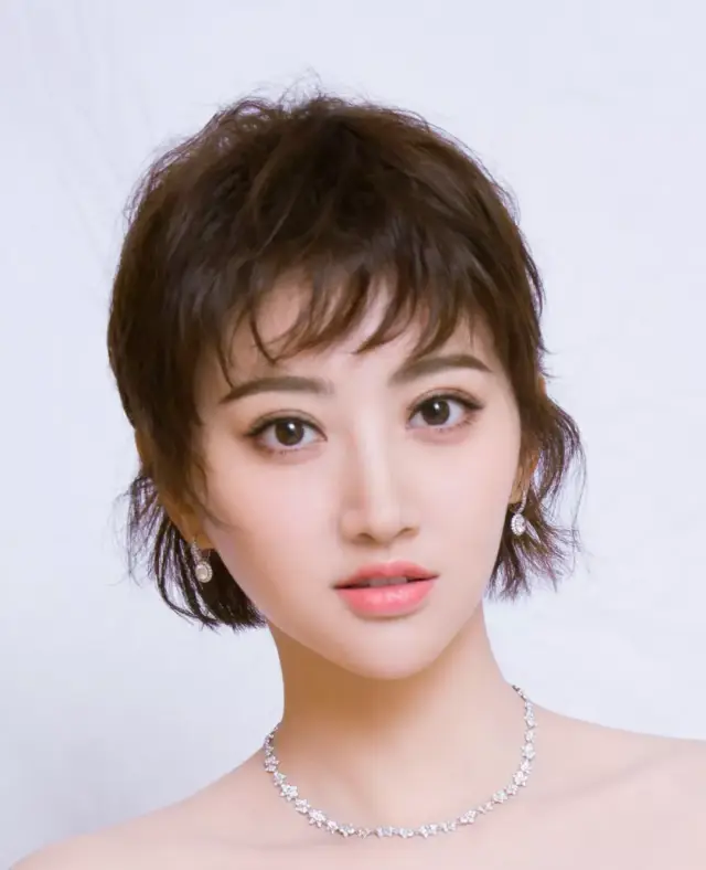 就算是精修图,也完全无法夸这头鸡窝头.