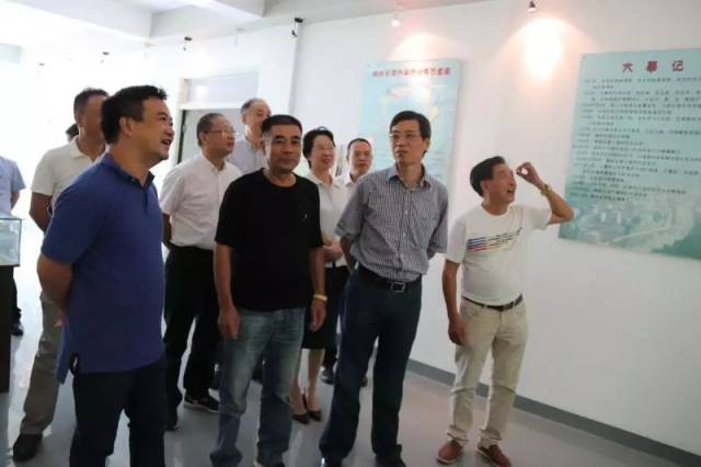 温州市人大常委会副主任潘孝政一行调研瑞安市高楼镇枫岭社区侨务工作