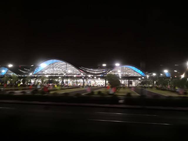 桂林两江机场新航站楼国庆前已灯火通明 进入试运行阶段