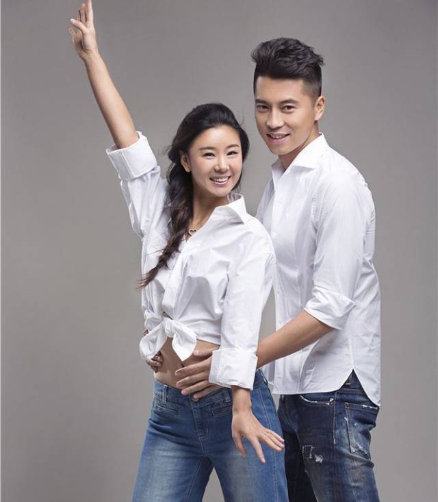 演员王雷在中央戏剧学院逸夫剧场近千名师生的见证下,向女友李小萌