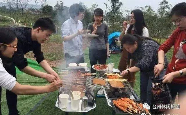 烧烤野炊 大家在一起 吃烧烤喝啤酒