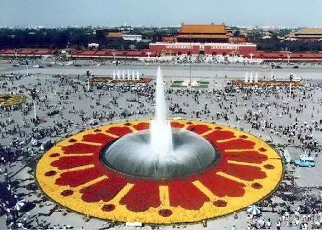 1995年是天安门广场国庆摆花的第10年.