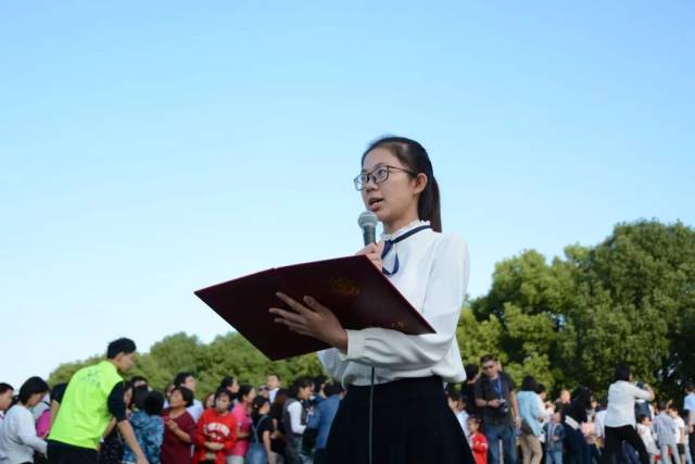 致远学院f1708002团支部王若晴同学作国旗下演讲