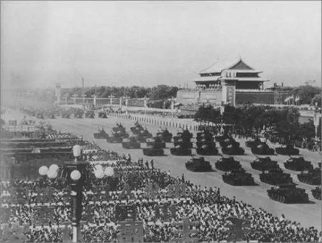 1959年国庆阅兵时,中国国家领导人及外宾在天安门城楼上检阅台上
