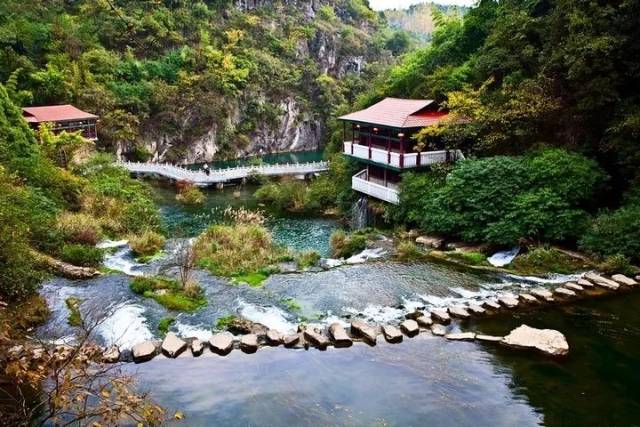 早餐后前往 【天河潭风景区】