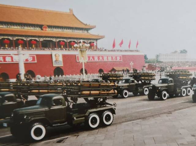 1959年国庆大阅兵时坦克部队接受检阅 1984年国庆大阅兵时火箭布雷车