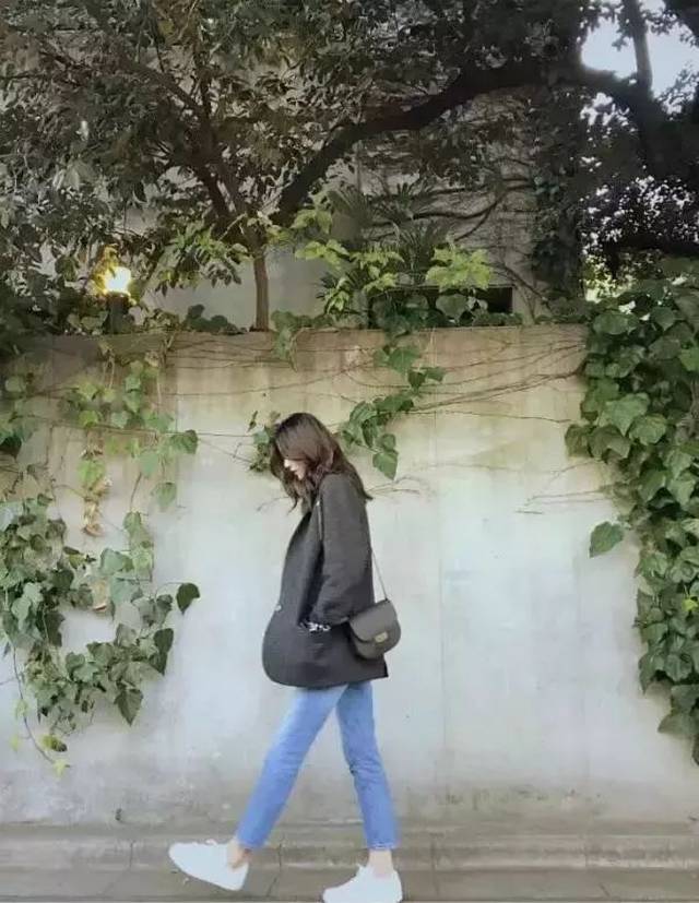 大步向前走的拍照姿势, 在有特色的墙壁前会有特别好的效果.