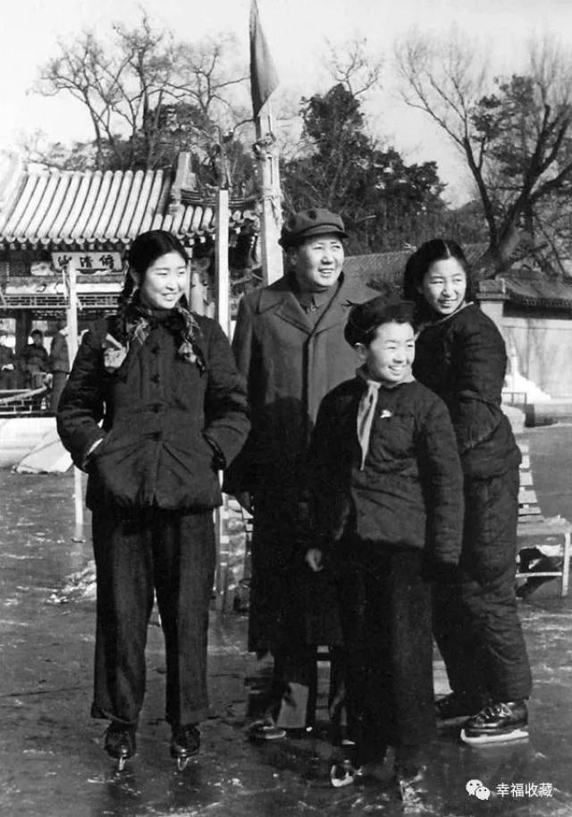1953年,毛主席和李敏,李纳,毛远新在溜冰场上.