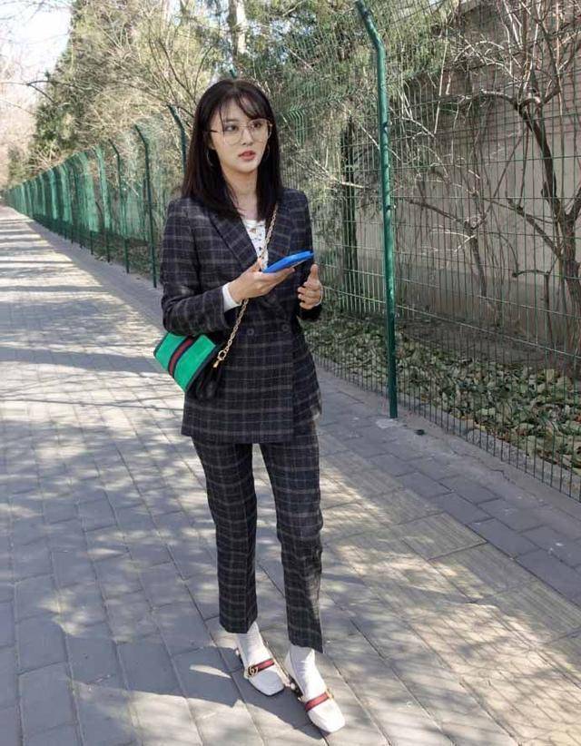 "特种兵"甘露近照,把军装换成西装,网友:差点以为是范冰冰