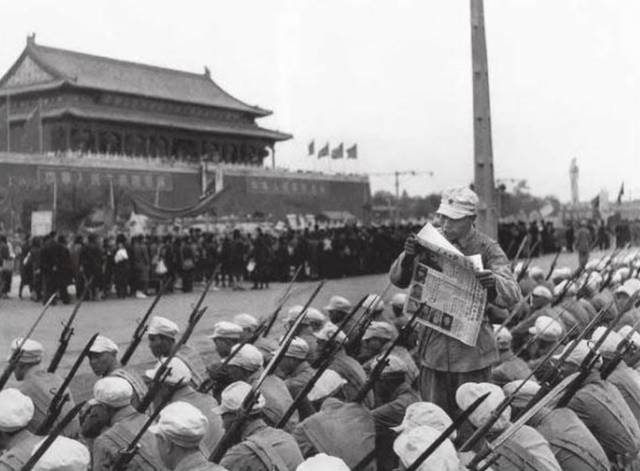 1949年10月1日,下午1时,华北军区司令员,开国大典总指挥聂荣臻(左一)