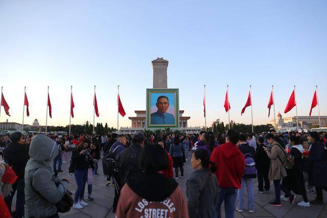 国庆节孙中山巨幅画像亮相天安门广场68年前就开始挂了