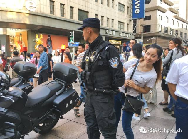 上海南京路两特警值勤,成了一道亮丽的风景!