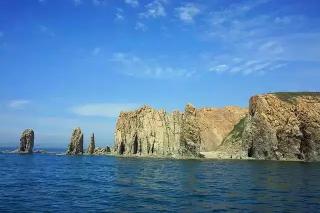 从龙门温泉旅游度假区向东,可登防瓦房店市第一高峰老帽山,赏成子沟