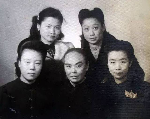 前左起杨宛君,张大千的四嫂,俞致贞,后张心瑞,杨宛君好友 1946年遵于