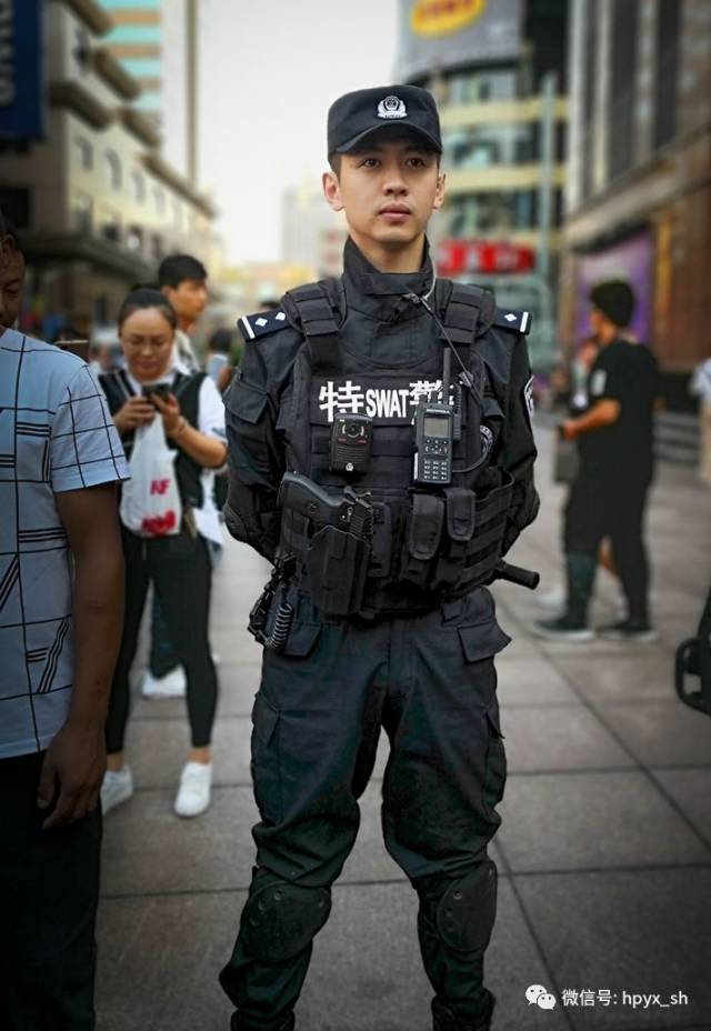 国庆长假,第一天 上海南京路步行街,游人如织 两名全副武装的特警