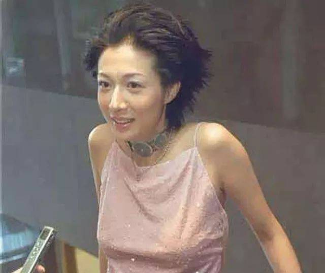 45岁吴绮莉性感写真,身材凸凹风韵犹存