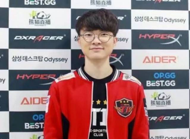 直播间Faker被问今年会服兵役吗?翻译的回答