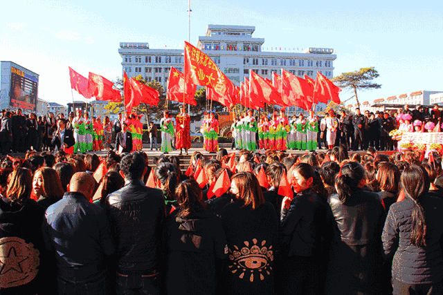 国旗和住邦旗分别冉冉升起