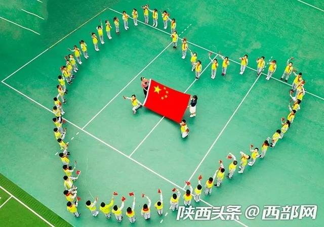 学生们队列变化出"中国,五角星"等图案